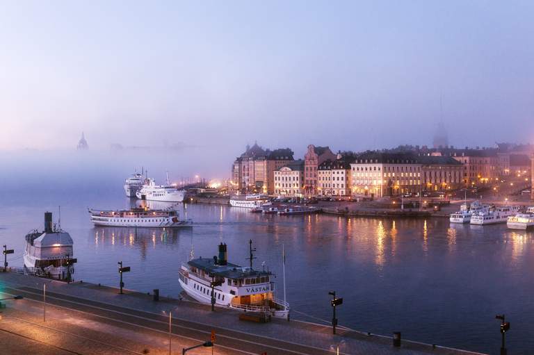 Gamla stan i Stockholm. Tidig morgon. Dimma ligger över vattnet.