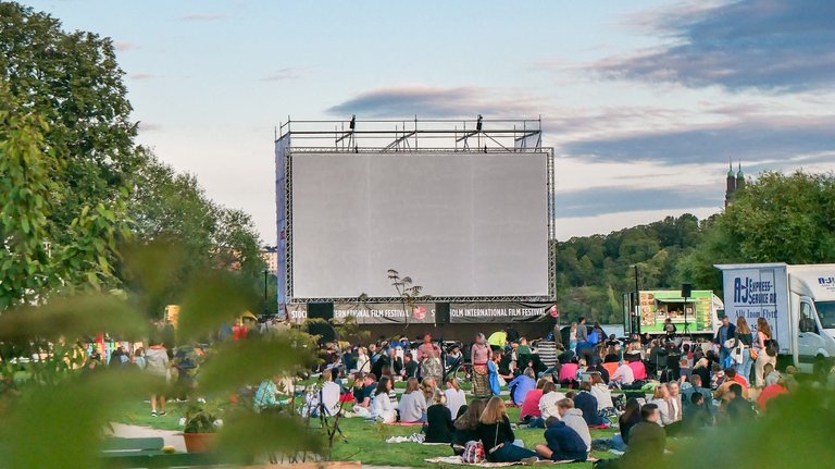 Culture in Stockholm. A large crowd of people in Rålambshovs parken, gathered during the annual summer cinema.