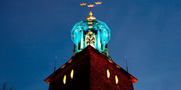 The copper-lined tower-spire of Stockholm City Hall against a dark blue evening sky. Designed by renowned architect Ragnar Östberg, City Hall is one of Stockholm’s most easily recognized landmarks.