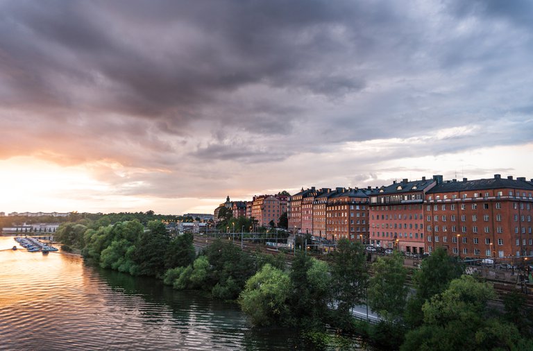 Sommar i Stockholm. Solnedgång över Vasastan