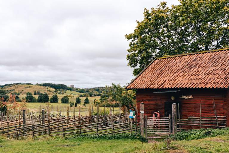 Activities in Stockholm. A picture of a farmshed at Akalla 4H, with Järvafältet stretching out in the horizon.