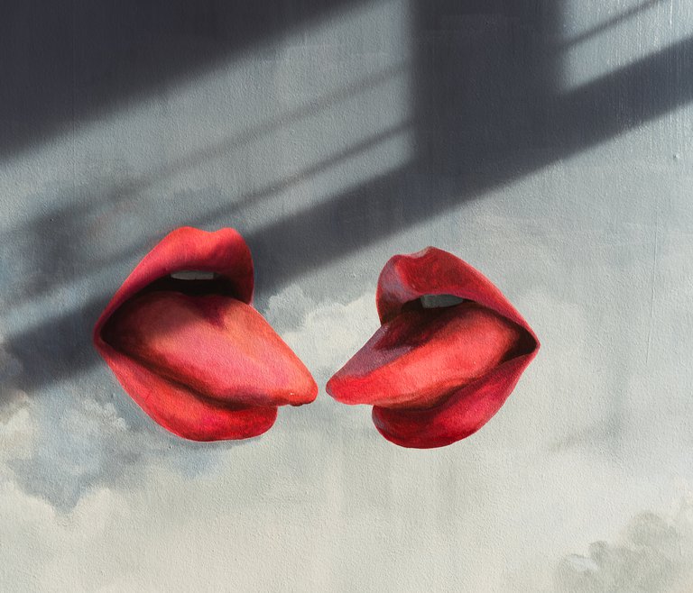 Art in Stockholm. A mural of two mouths kissing at Stadsgårdsterminalen, a cultural hub on Södermalm. The mural is painted by Saga Arbman.