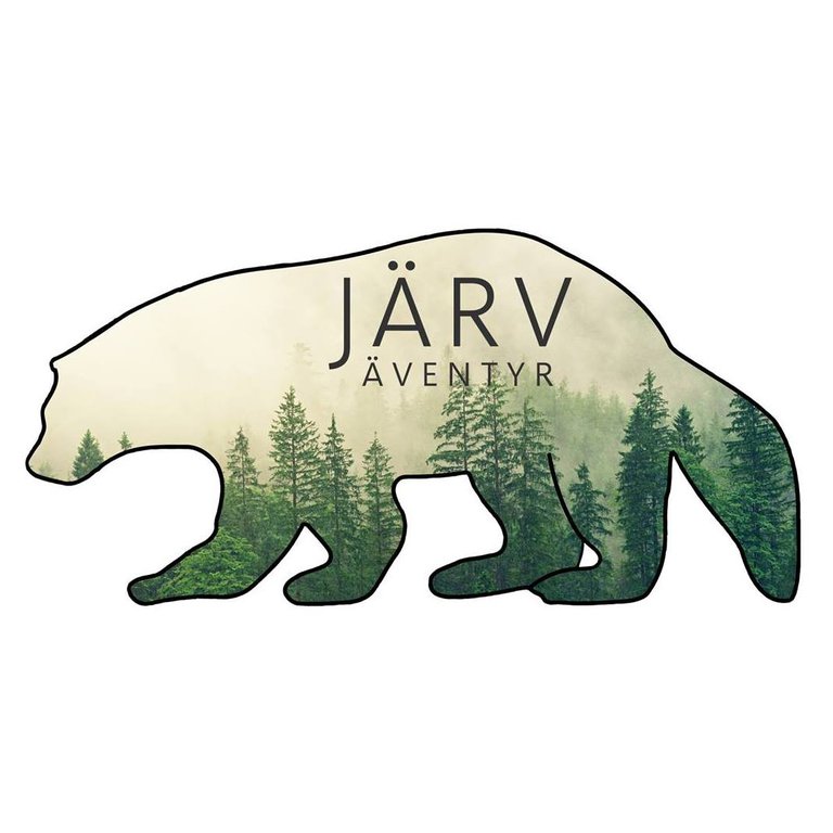 Text Järv Äventyr written inside the silhouette of a bear.