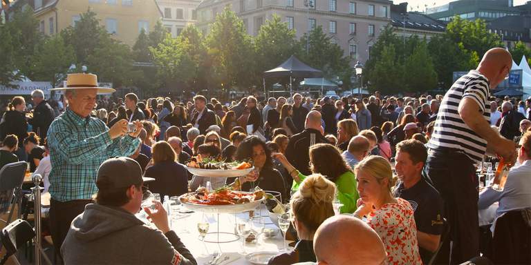 Many people tasting dishes during Smaka Good Food Festival.