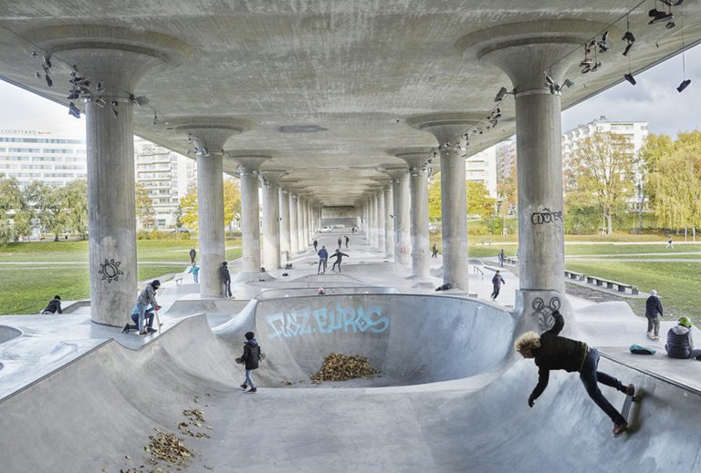 Skating in the skate park, Rålambshovsparken, Kungsholmen
