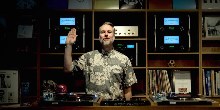 Tommie Jönsson, radio producer and podcaster, is standing in a dj-booth.