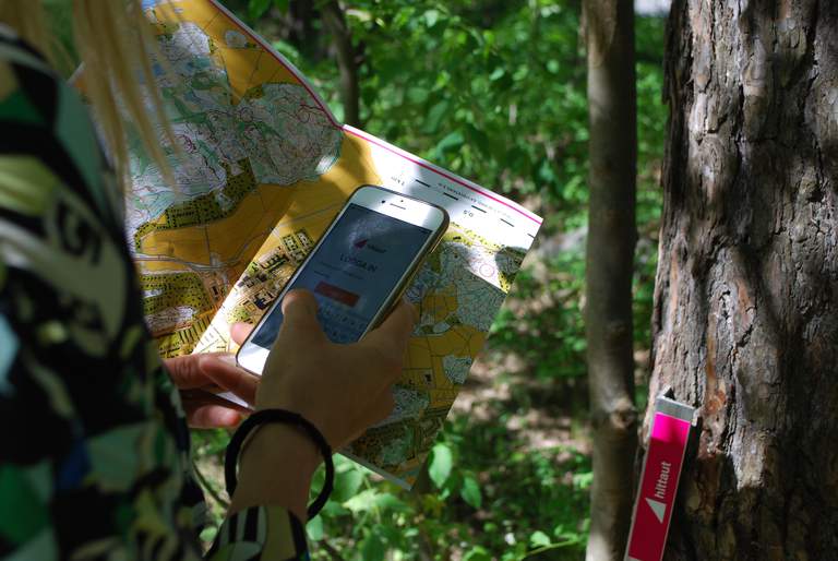 Activities in Stockholm. A woman uses a Hittaut map and app.