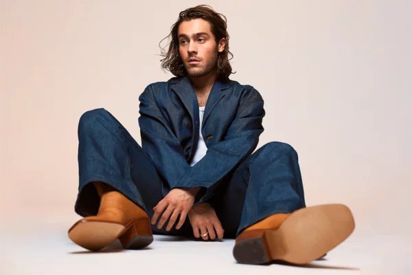 Benjamin Ingrosso sitting on the floore.