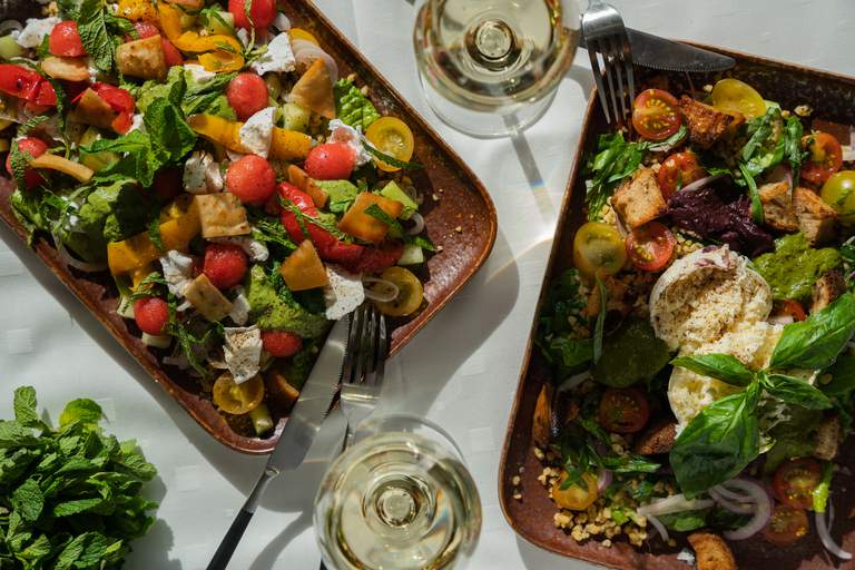 Restaurants in Stockholm. Blå+ on Djurgården, the museum restaurant at Liljevalchs art museum. Picture of food; large platse of vegetables, hummus and feta cheese.