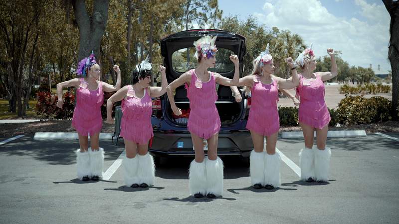 CalendarGirls_Dancingatparkinglot_PhotobyLoveMartinsen