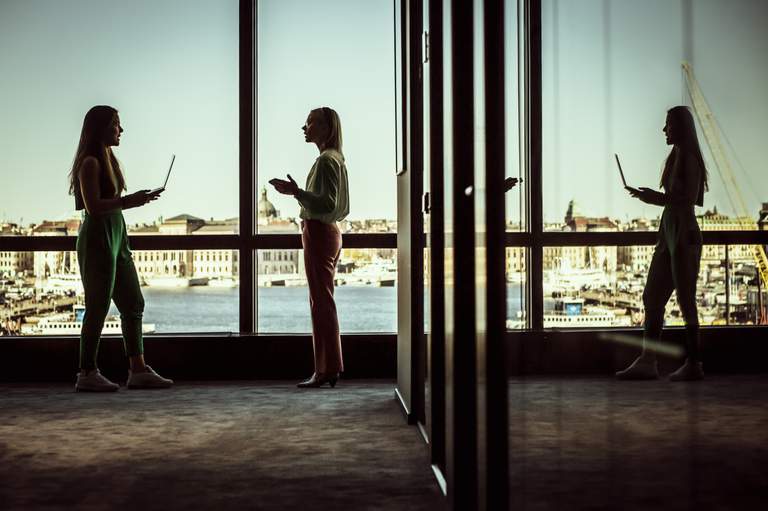 Two women have a stand-up meeting at the Covendum co-working space in Stockholm
