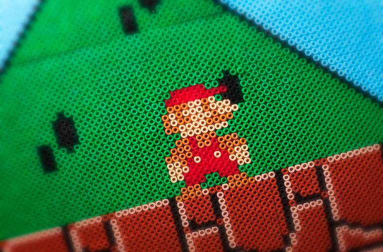 Detaljbild på en pärlplatta. Super Mario, bana 1-1, gjord med pärlor.