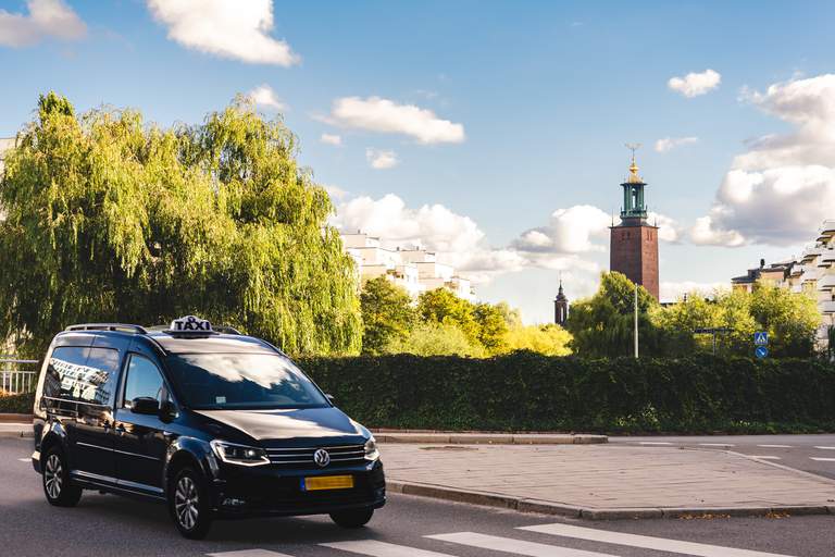 En taxibil åker i Stockholm.