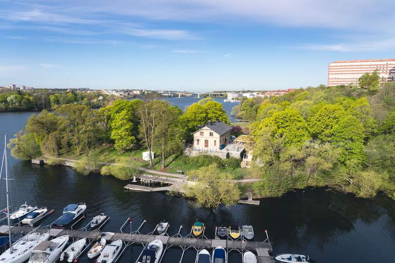 Restaurants in Stockholm. Annexet, a 19th century villa on the island of Kungsholmen, as seen from the Västerbron-bridge.