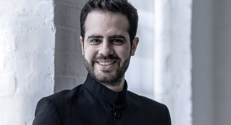 Portrait of the musician.