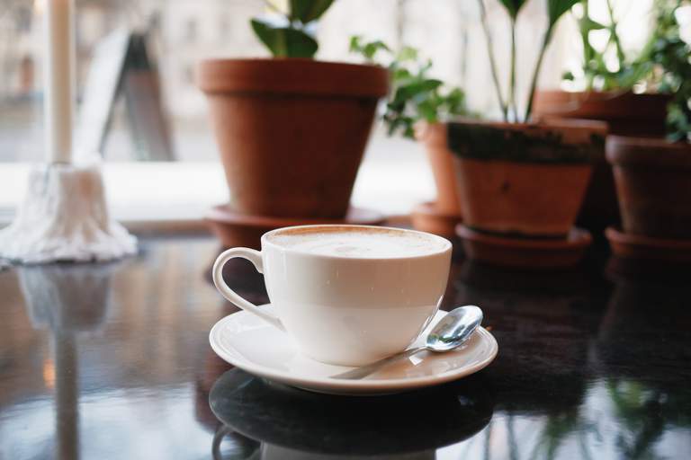 Kaffekopp på café i Stockholm.