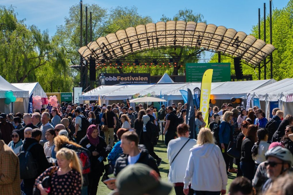 A crowd in front of festival booths in Kungsträdgården.