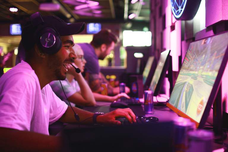 E-sports in Stockholm. A young man, wearing a headset, is playing games in front of a computer at Inferno Online Odeplan.