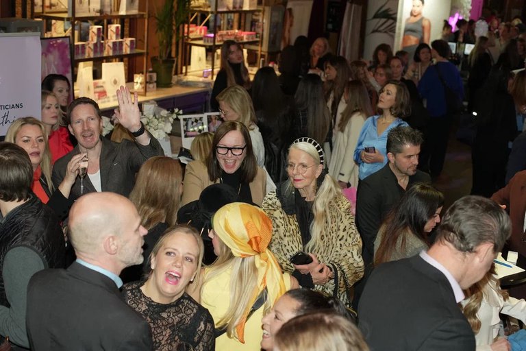 People at the fair Stockholm Beauty Week.