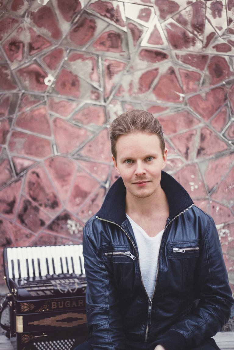 A musician with his music instrument behind him.