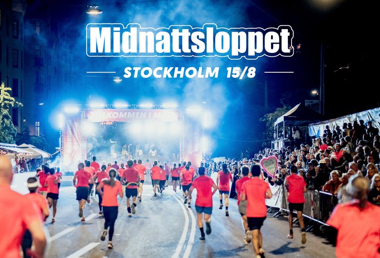 A crowd of people are running at night, participating in the event "The Midnight Run" in Stockholm.