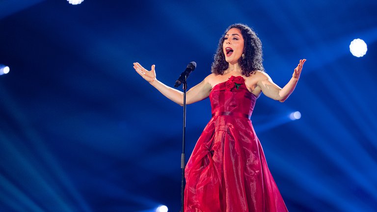 Singer i a red dress