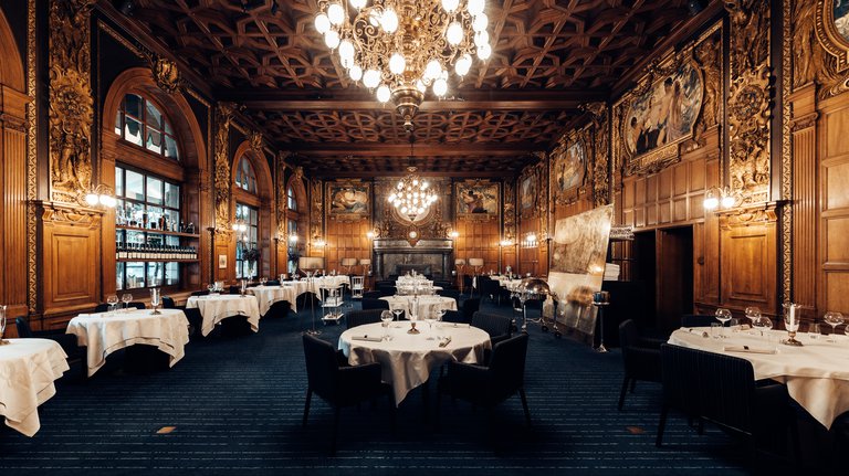 Old restaurants in Stockholm. Operakällarens gradiose dining room.