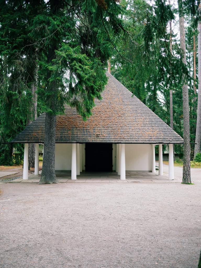 Sevärdheter i Stockholm. Skogskyrkogården. Bild på skogskappellet, med dess pyramidliknande tak.