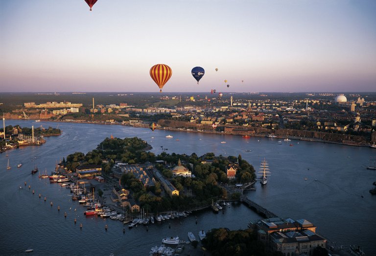 Balooning over  the islands of Stockholm