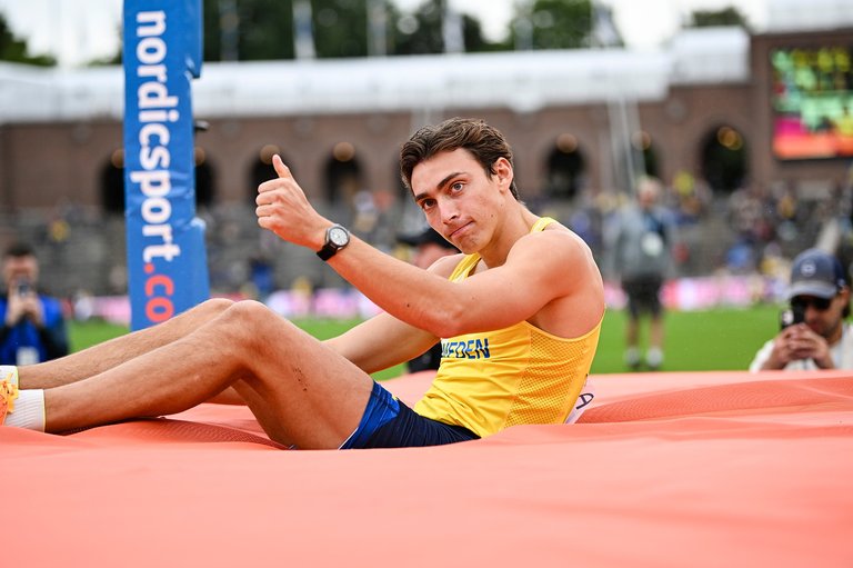 Armand Duplantis gives a thumbs up after a jump.