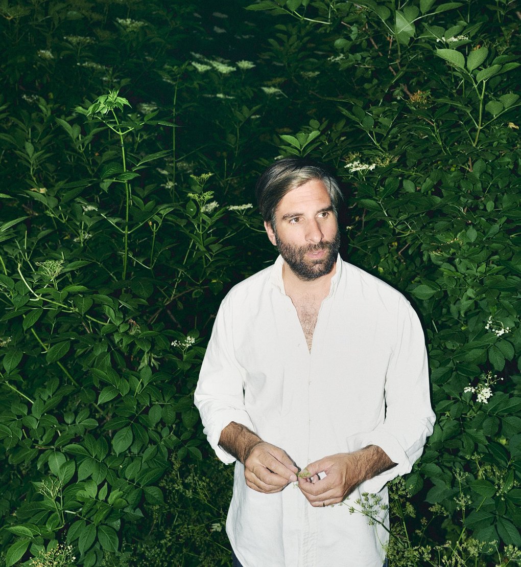 Adam Olenius surrounded by greenery.