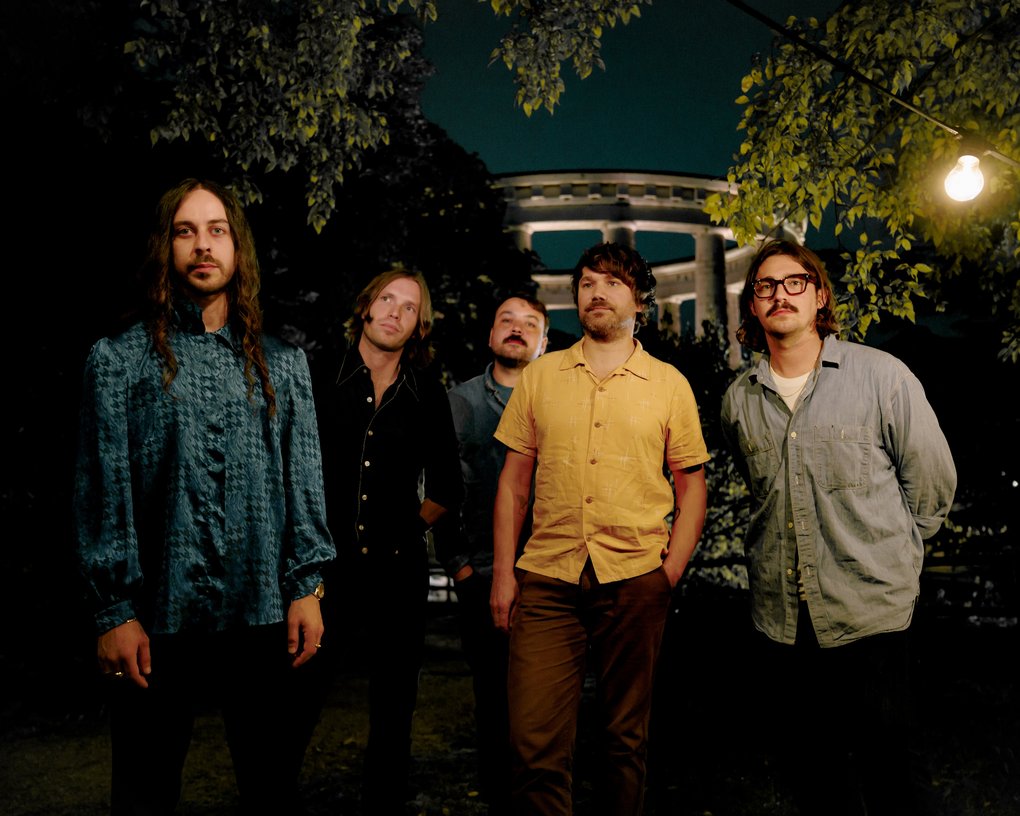 The five members of Altin Gün.