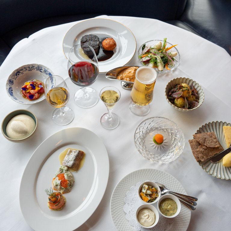An Elegant Midsummer Celebration at Gondolen