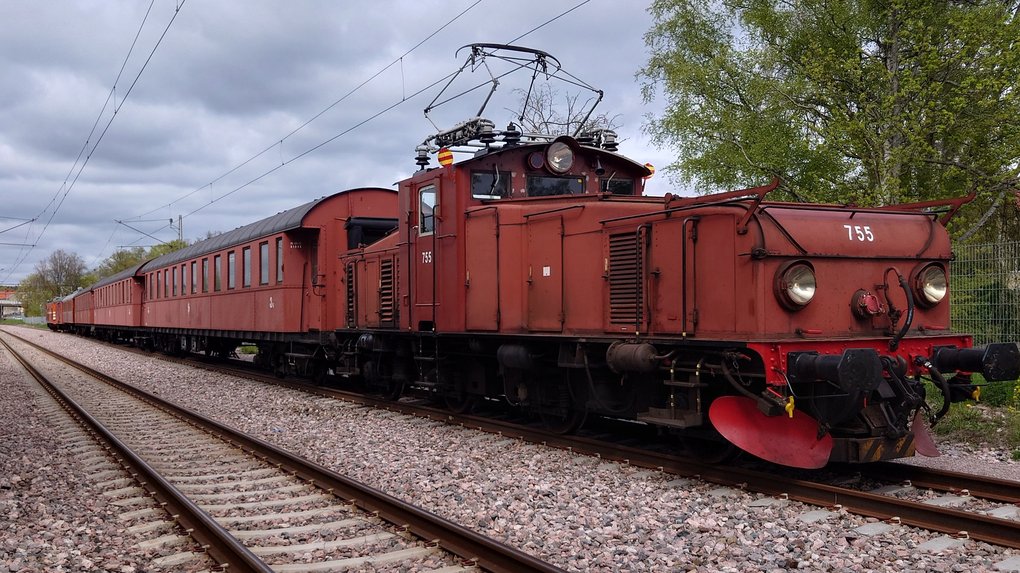 Around Lake Mälaren with a vintage train
