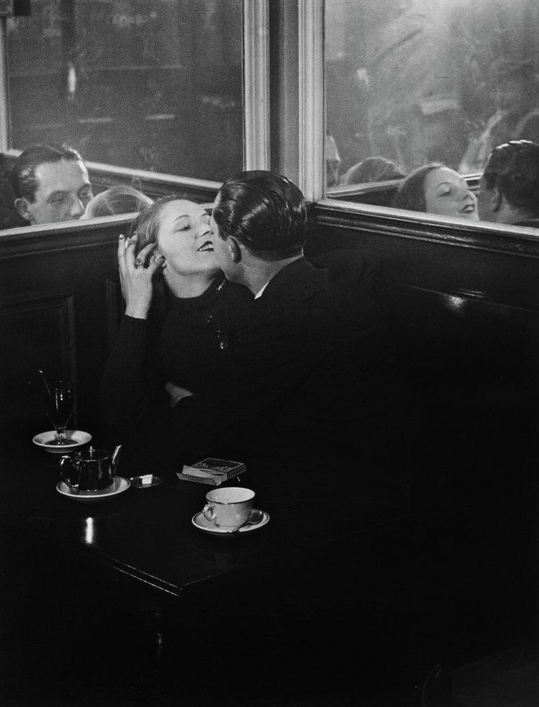 Brassaï, Couple d´amoureux dans un petit café parisien, Place d’Italie, Paris, ca 1932/ca 1970.