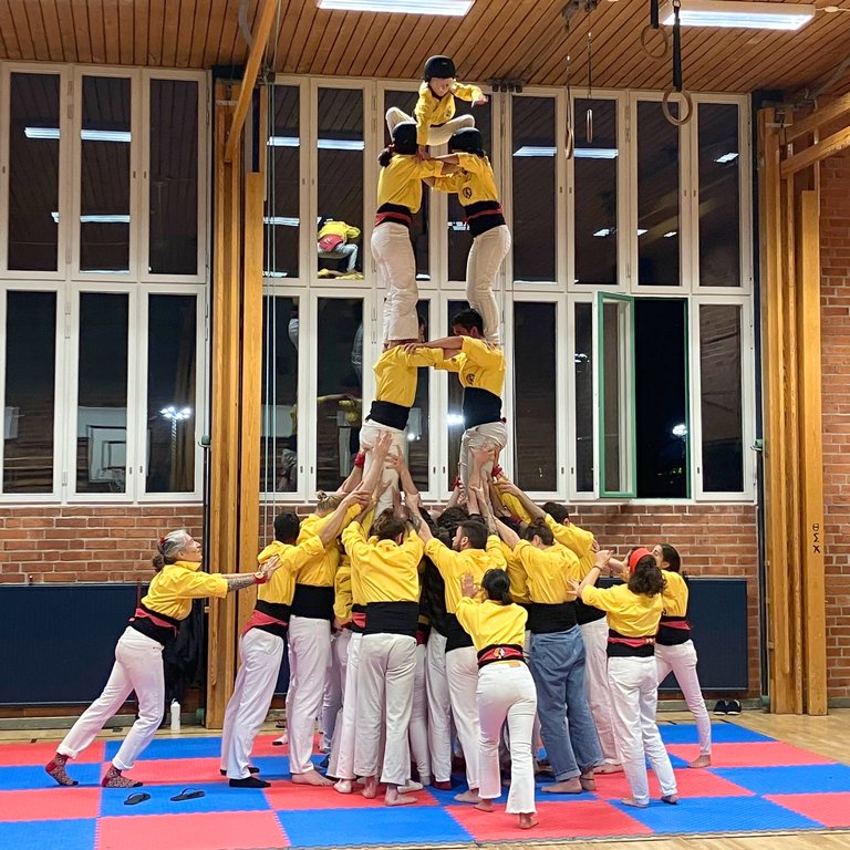 Build human towers with us