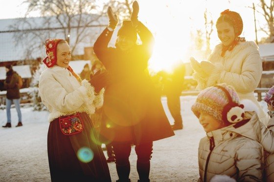 Dans runt granen med gästerwebbpuff.jpg