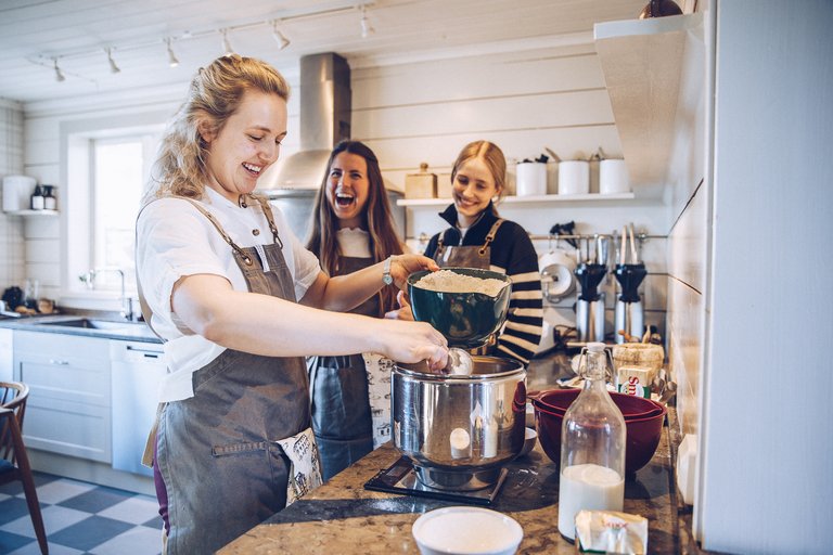 Cinnamon bun baking workshop