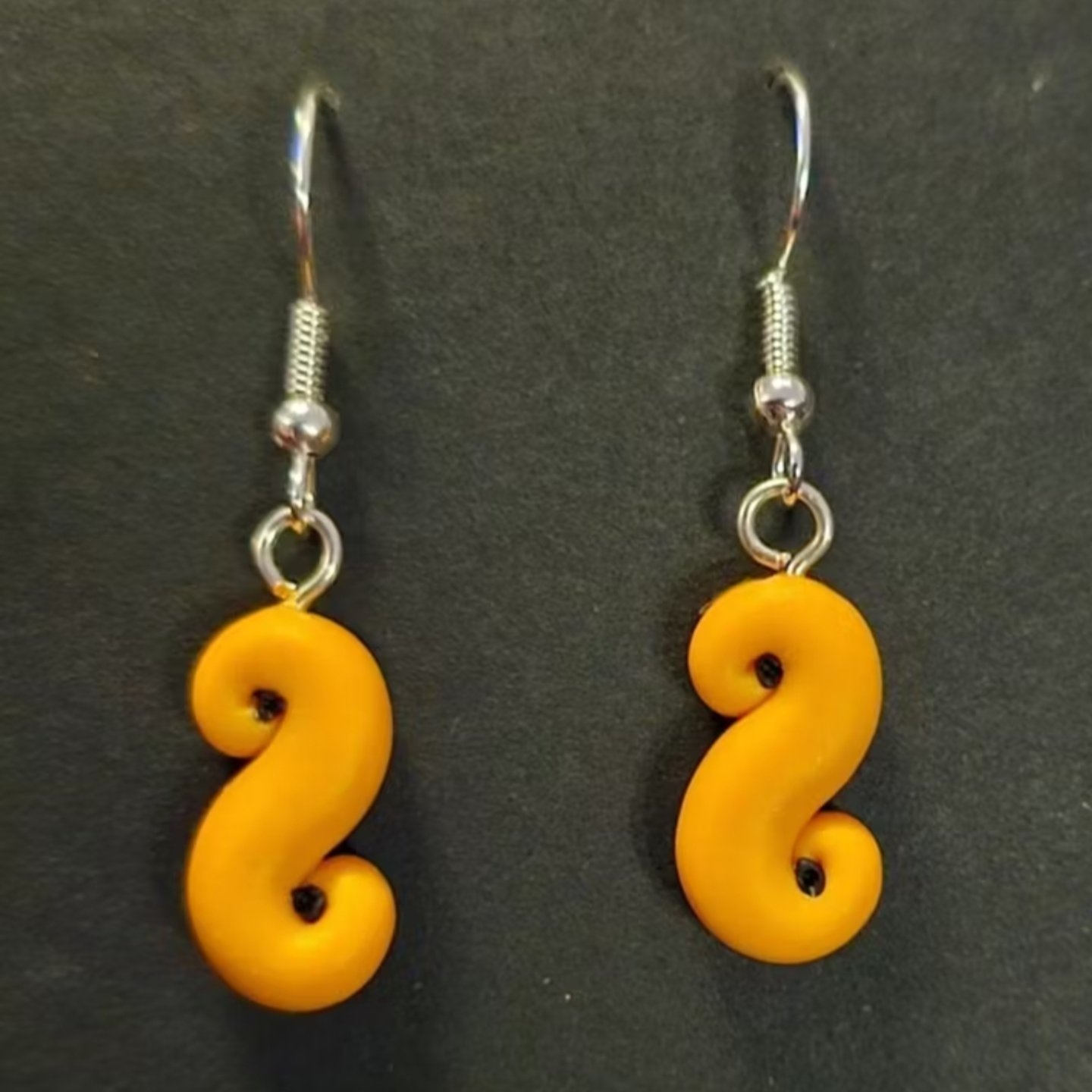 Create polymer clay jewelry with Anette