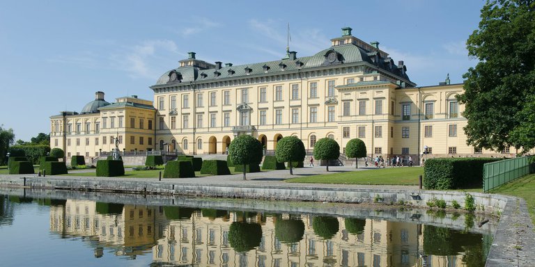 Sevärdheter i Stockholm. Drottningsholms Slott, exteriör. Sommar. Drottningholms slott, som det ser ut från vattnet utanför.
