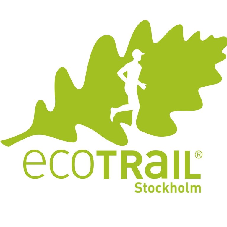 Text Ecotrail Stockholm. An oak leaf and a runner.