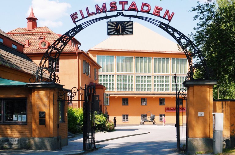 Kultur i Stockholm. Biografer. Filmstaden i Råsunda, huvudporten. Dagtid. På bilden syns ingången till Filmstaden Råsunda, som var navet i svenskfilmproduktion under 1900-talets första hälft.
