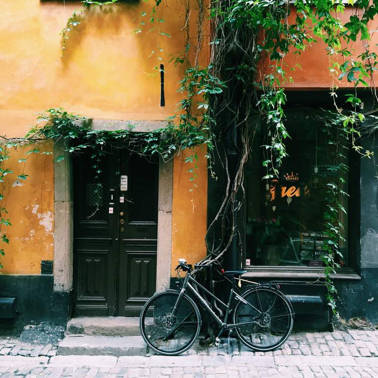 Gamla Stan. A bicycle is standing in front of an old medeival building in Stockholm's Old Town.