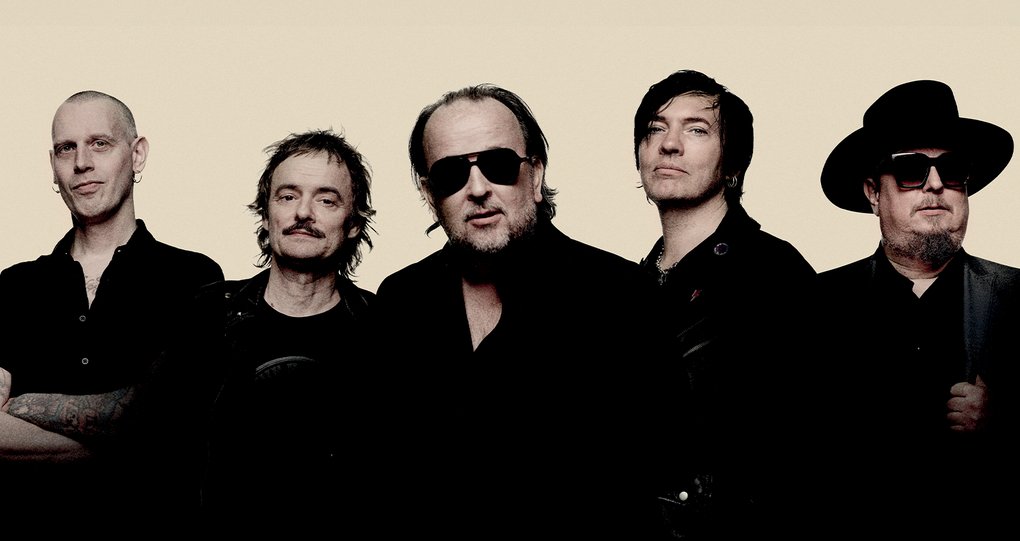 The five members of Gluecifer, all dressed in black.