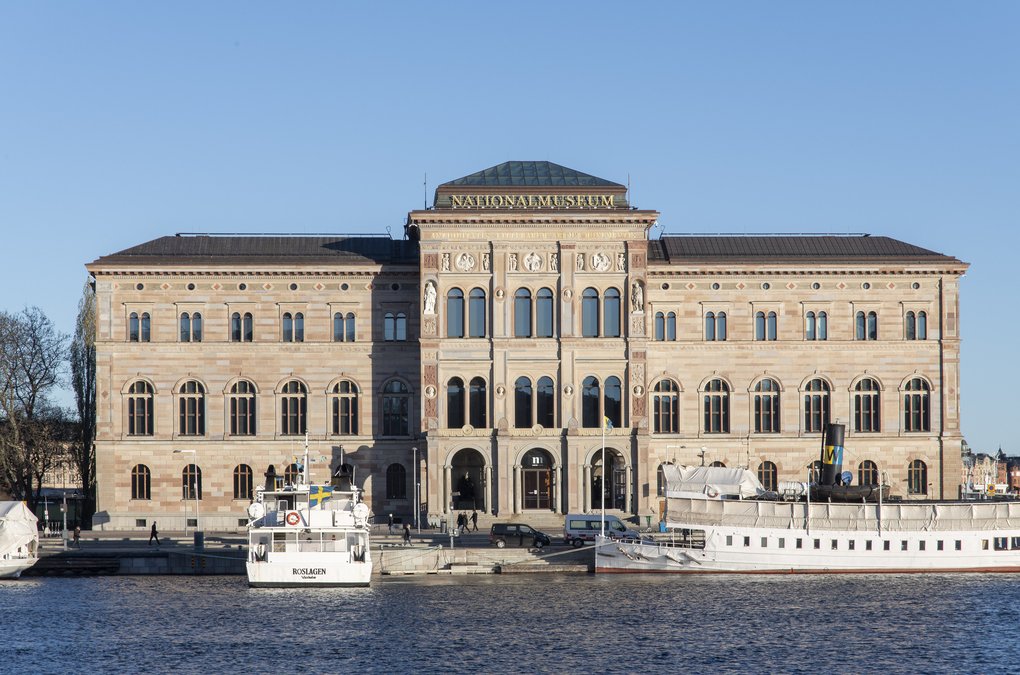 Nationalmuseum and boats on the water in front of the museum.