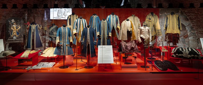 In Royal Service – guards, maids of honour and lackeys