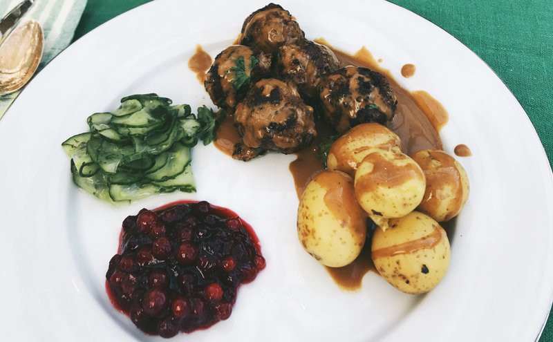 köttbullar med potatis och lingon