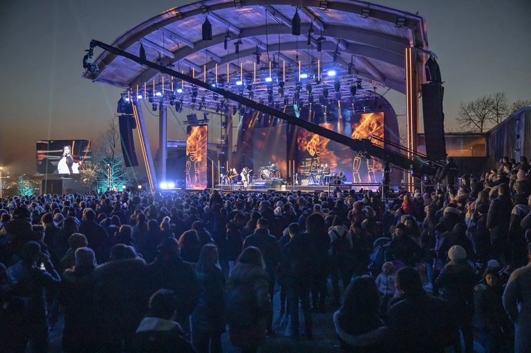 A scene at night, playing live musik