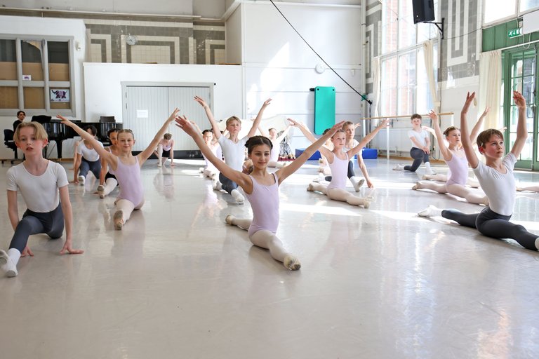 Open dance class for 7–10 year-olds at the Royal Swedish Ballet School