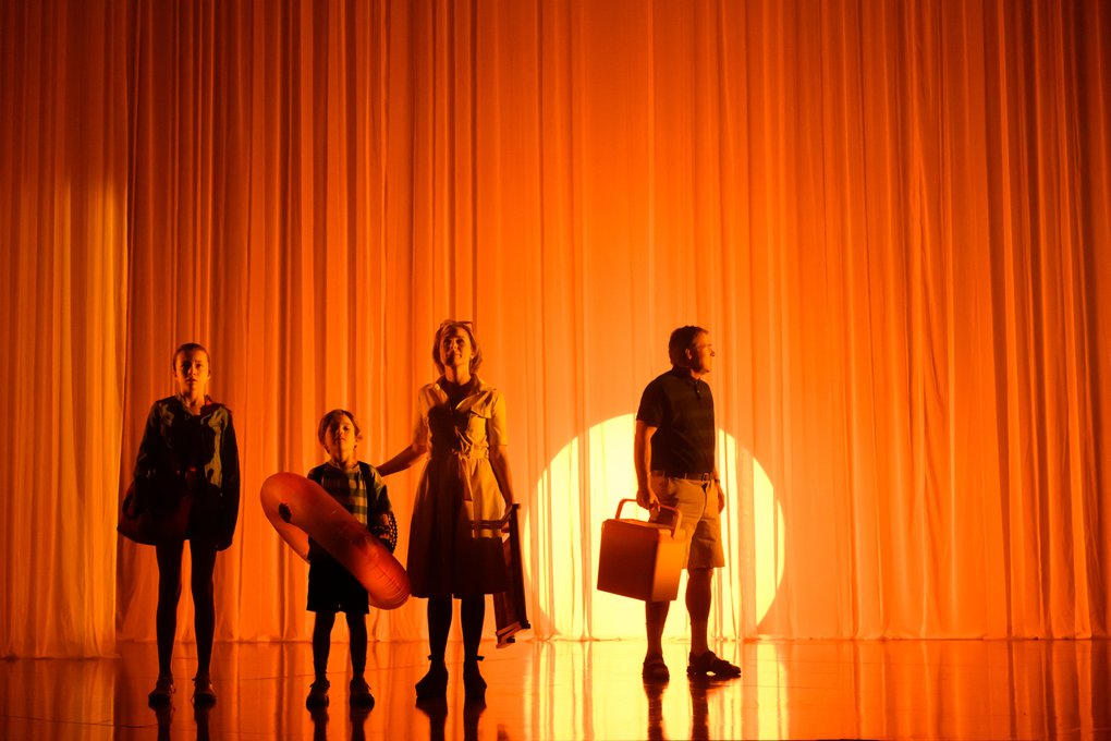Stage scene with sun backdrop and actors on the main stage in Pensionat Oskar.